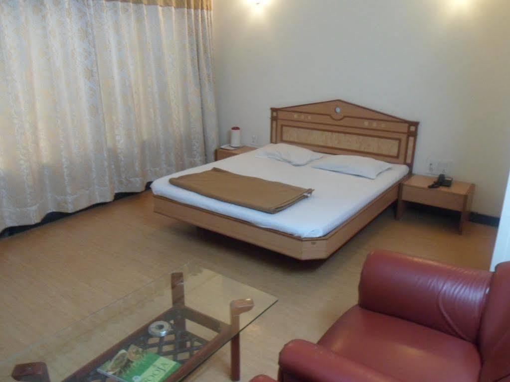 Pooja International Nashik Hotell Exteriör bild