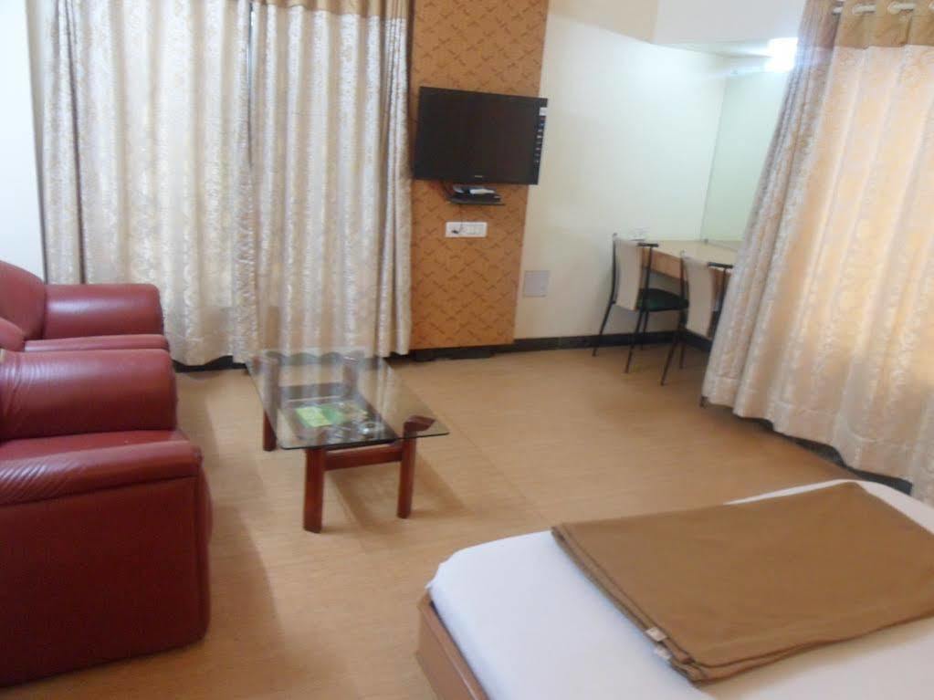 Pooja International Nashik Hotell Exteriör bild