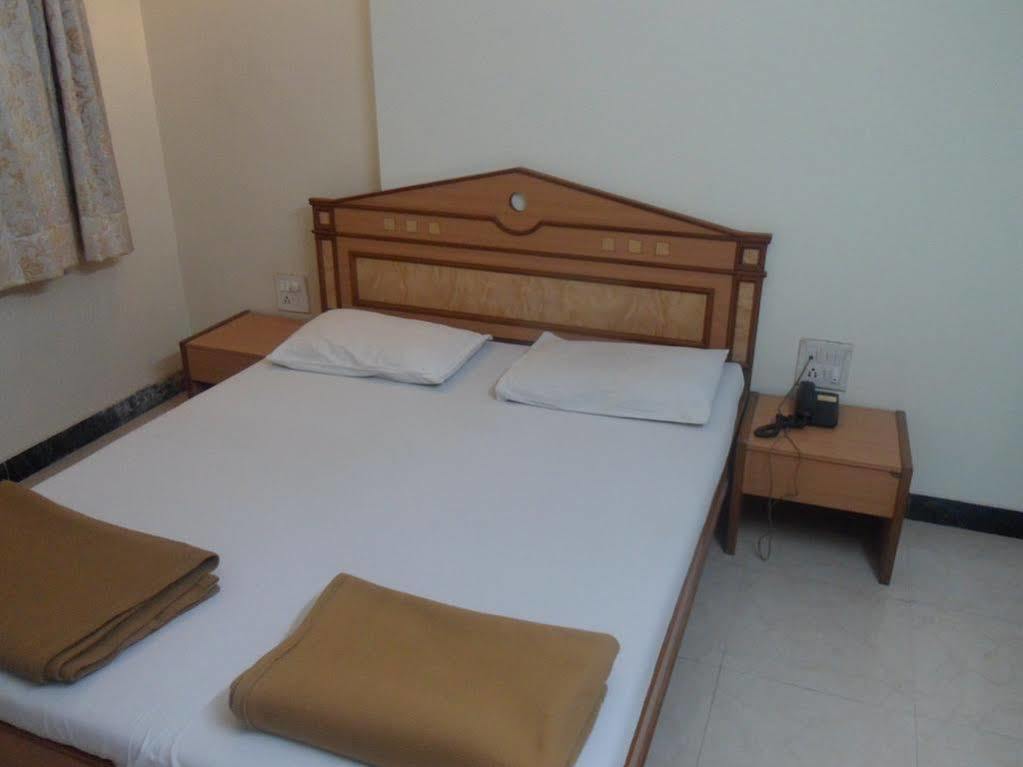 Pooja International Nashik Hotell Exteriör bild