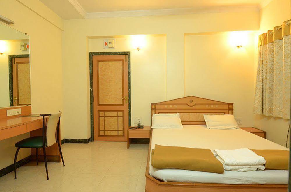 Pooja International Nashik Hotell Exteriör bild