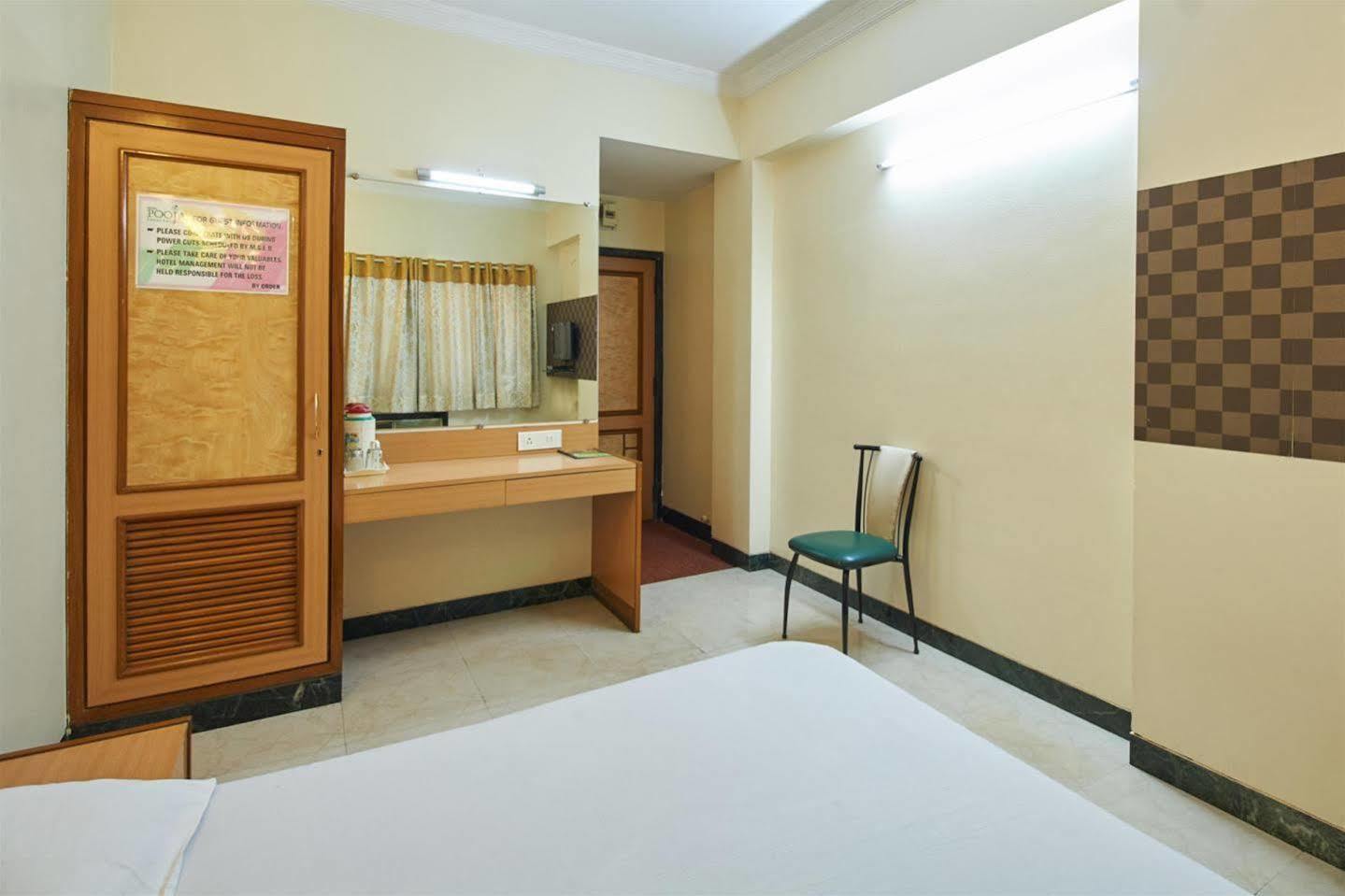 Pooja International Nashik Hotell Exteriör bild