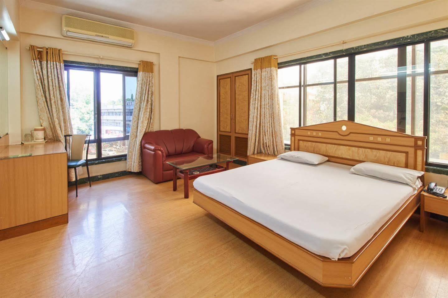Pooja International Nashik Hotell Exteriör bild